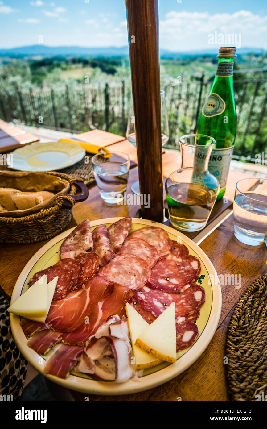 Une assiette de fromage et de salami avec vue sur la Toscane Banque D'Images