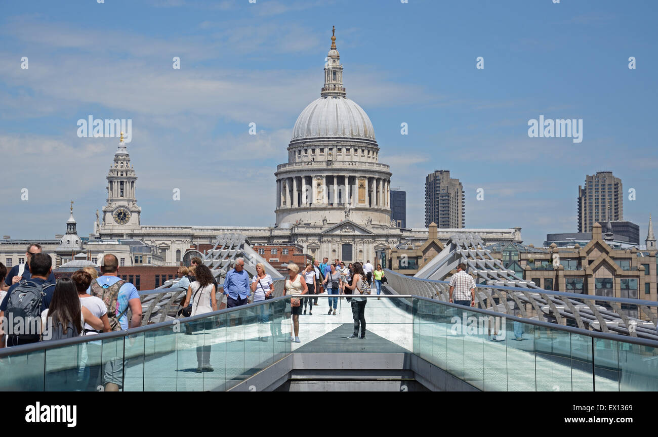 Millennium Bridge, et St Paul's, Londres. L'Angleterre. Banque D'Images