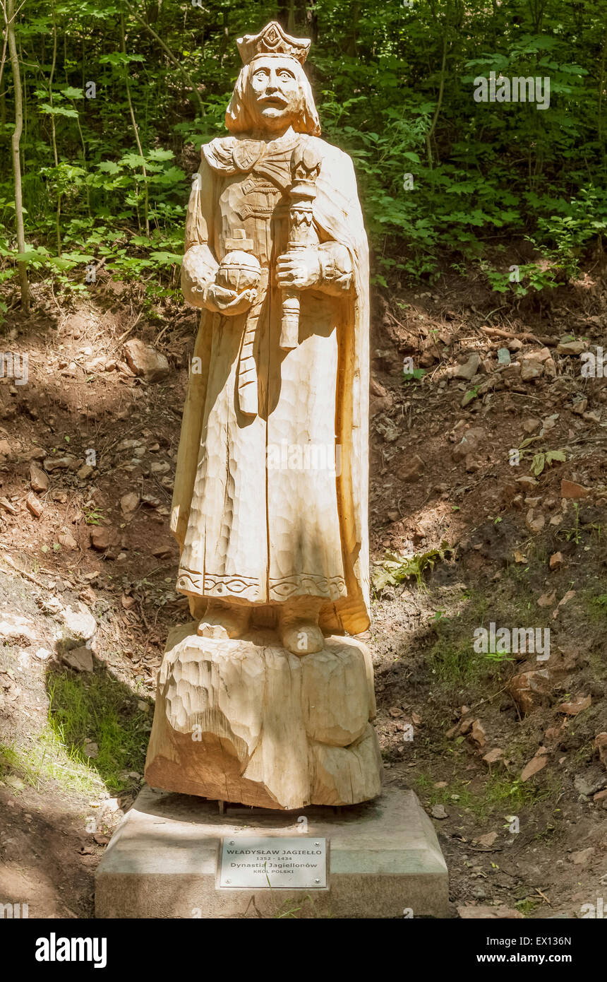 Ladislas II Jagellon statue en bois près de Checiny Château, Pologne Banque D'Images