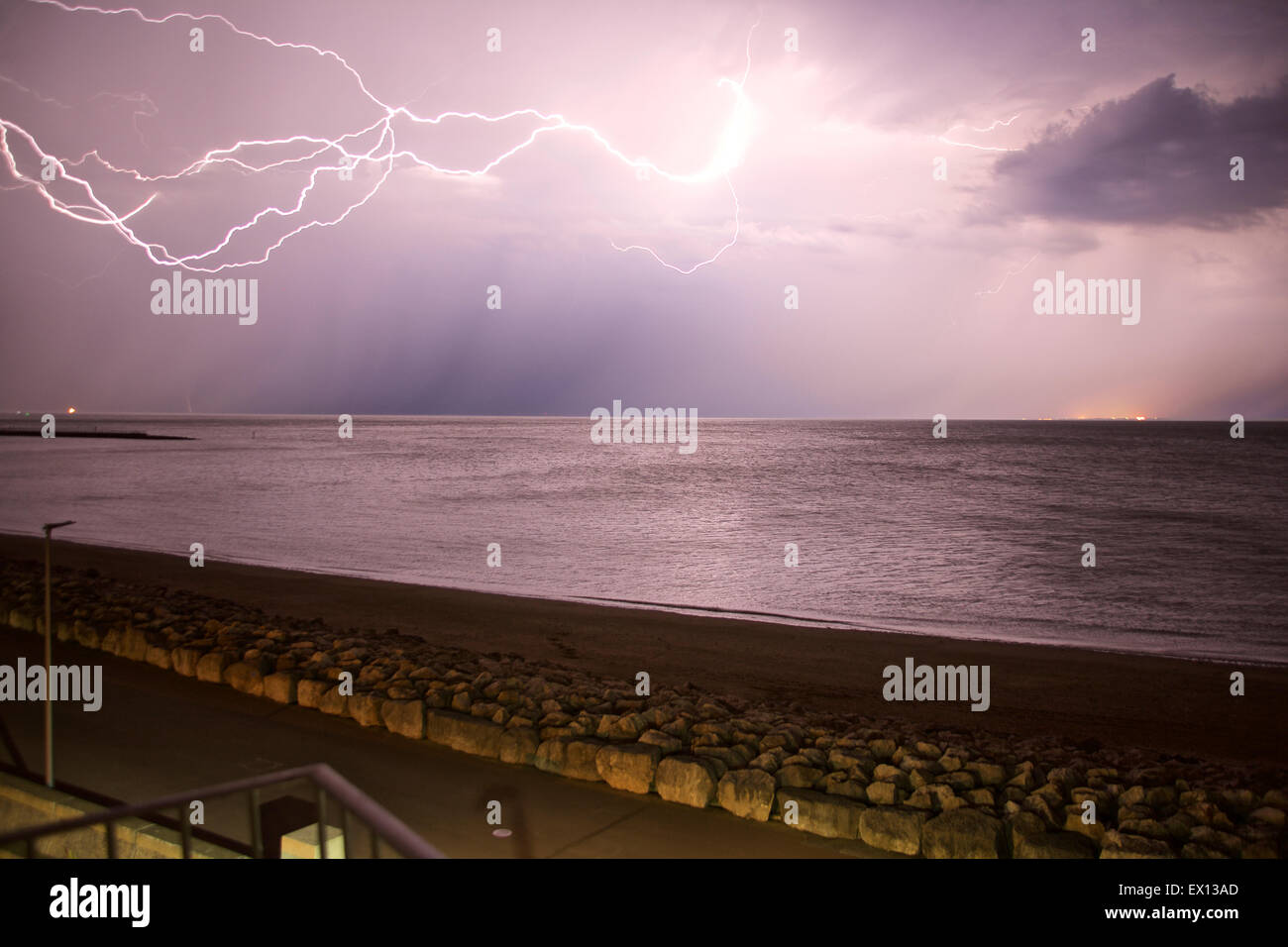 La baie de Morecambe, UK. Le 04 juillet, 2015. La foudre orage avec tonnerre et une pluie forte passa sur la baie de Morecambe dans un cycle continu de temps chaud au Royaume-Uni Crédit : David Billinge/Alamy Live News Banque D'Images