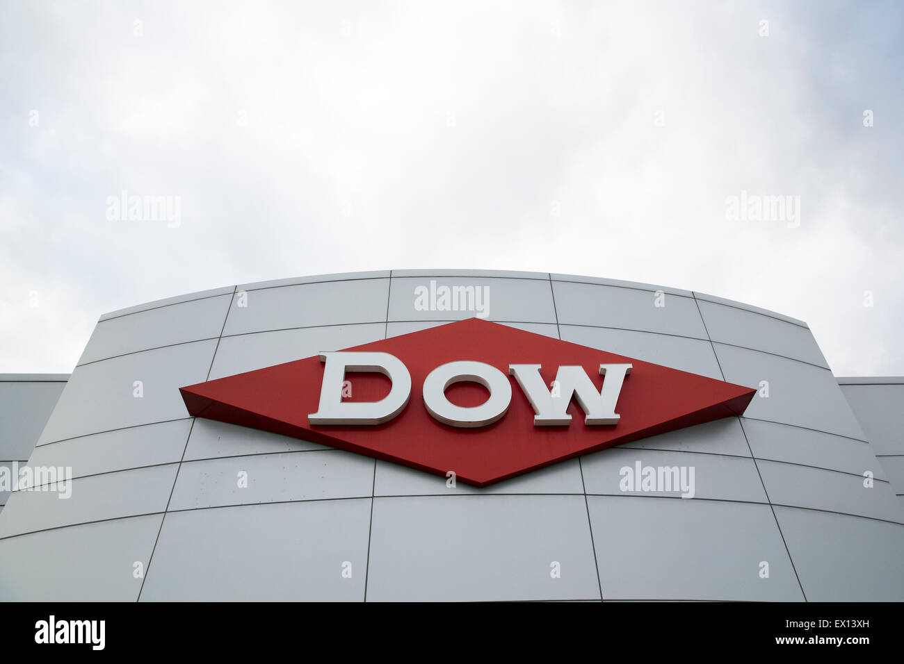 Un logo affiche à l'extérieur d'un établissement occupé par la Dow Chemical Company à Newark, Delaware. Banque D'Images
