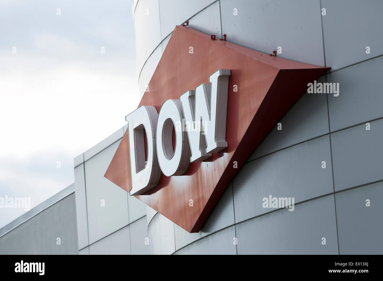 Un logo affiche à l'extérieur d'un établissement occupé par la Dow Chemical Company à Newark, Delaware. Banque D'Images