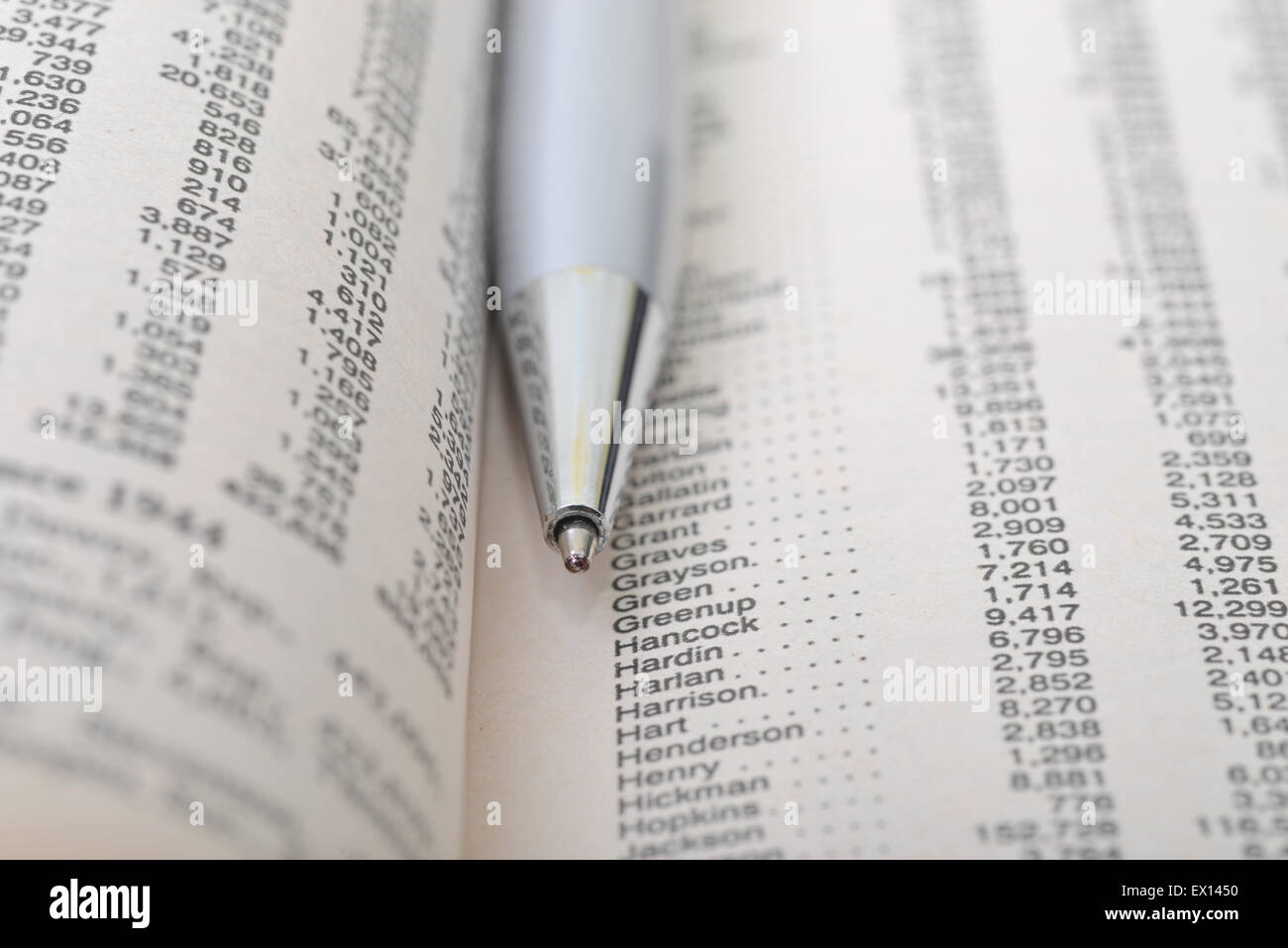 Plan macro sur une plume d'argent dans les pages d'un livre entre Banque D'Images