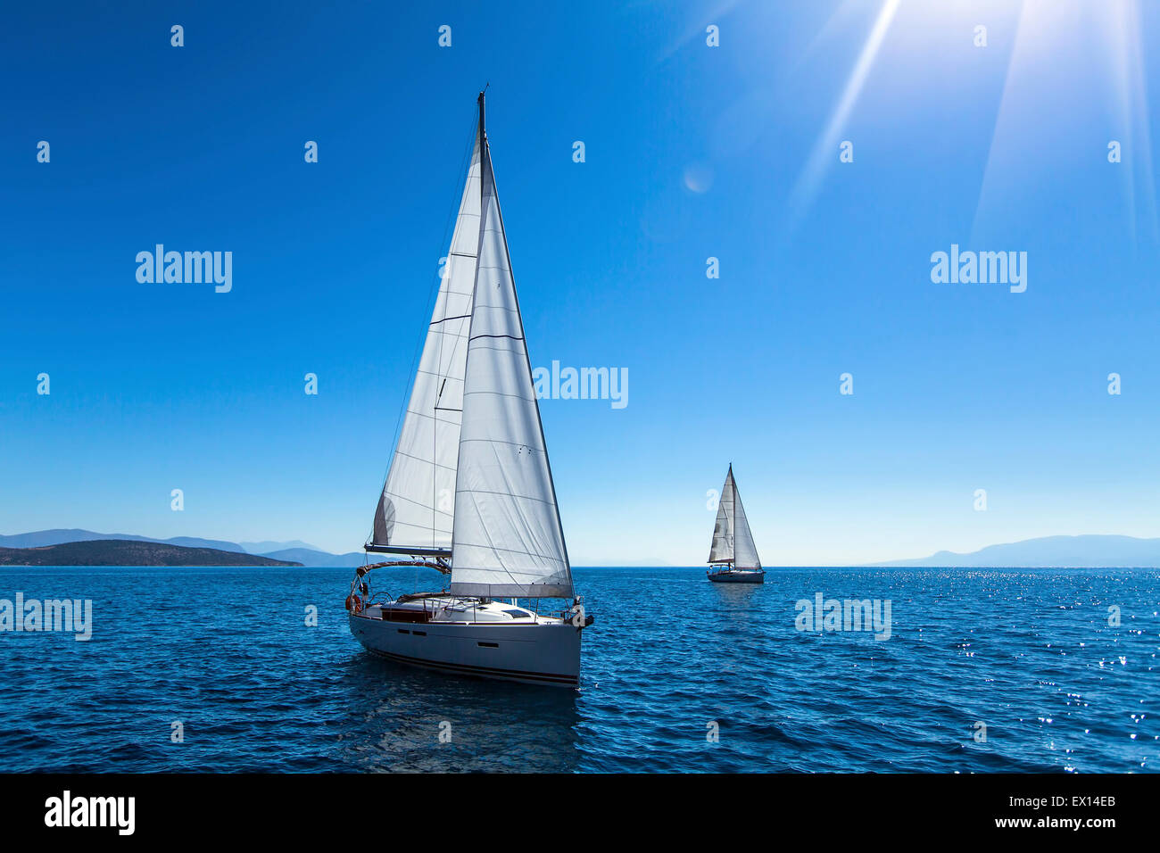 Yacht à voile à la course. Yachts bateau à voiles blanches dans la mer ouverte. Bateaux de luxe. Banque D'Images