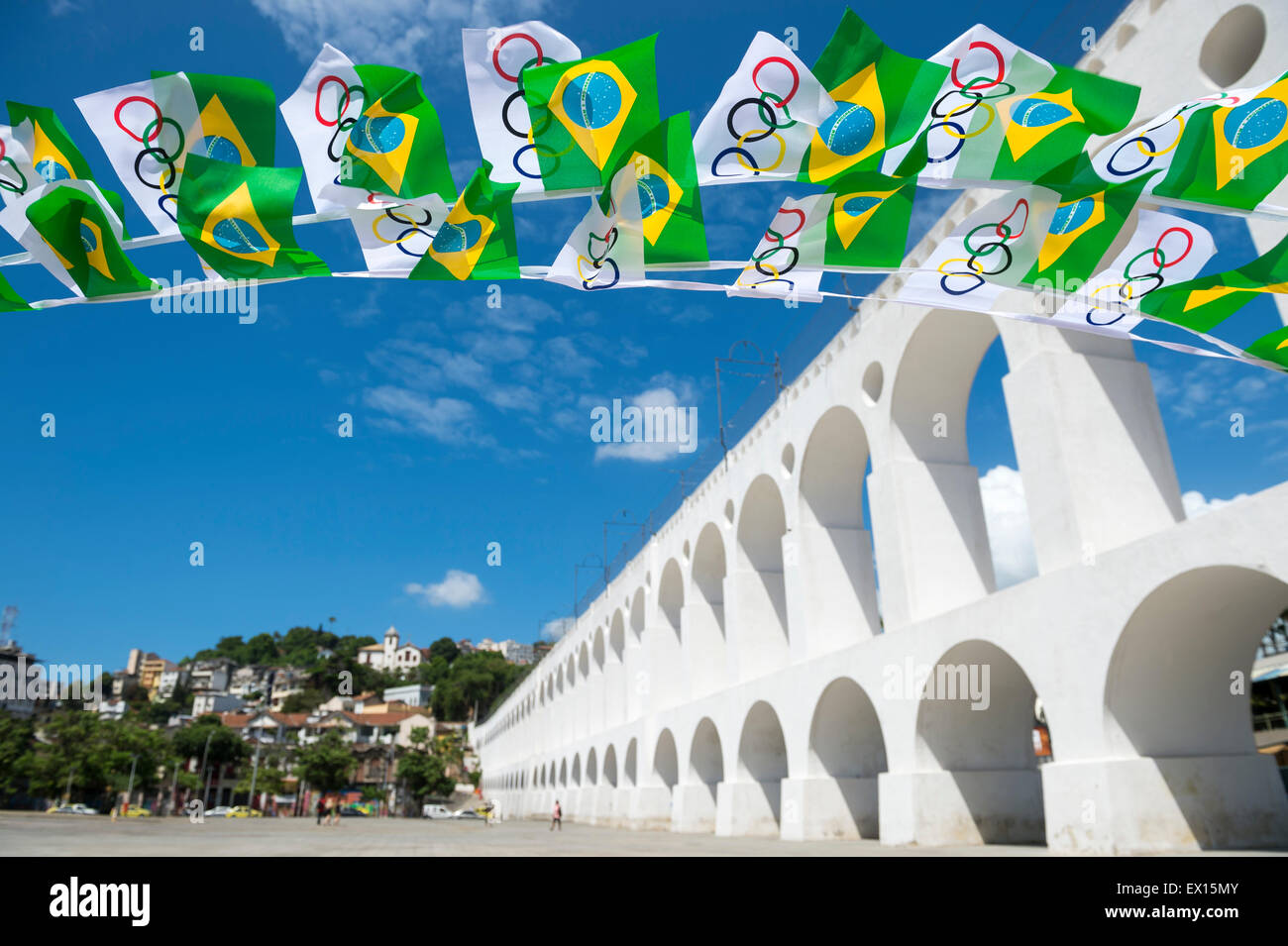 RIO DE JANEIRO, Brésil - 6 mars, 2015 : Cérémonie bunting avec drapeaux brésilien se bloque avec le CIO à Lapa Arches. Banque D'Images