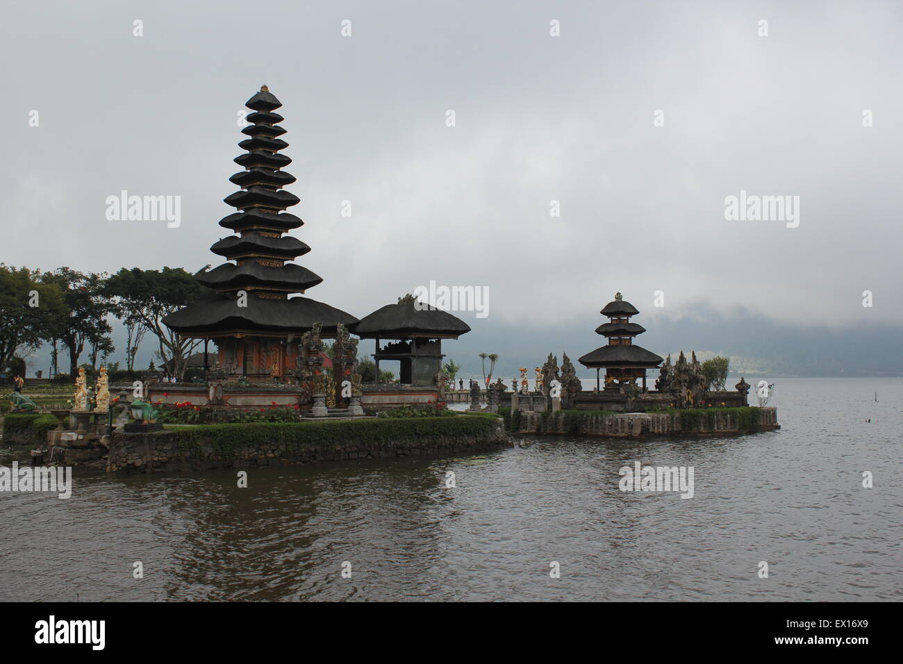 Pura Ulun Danu Bratan temple - par le lac. Bali Indonésie Banque D'Images