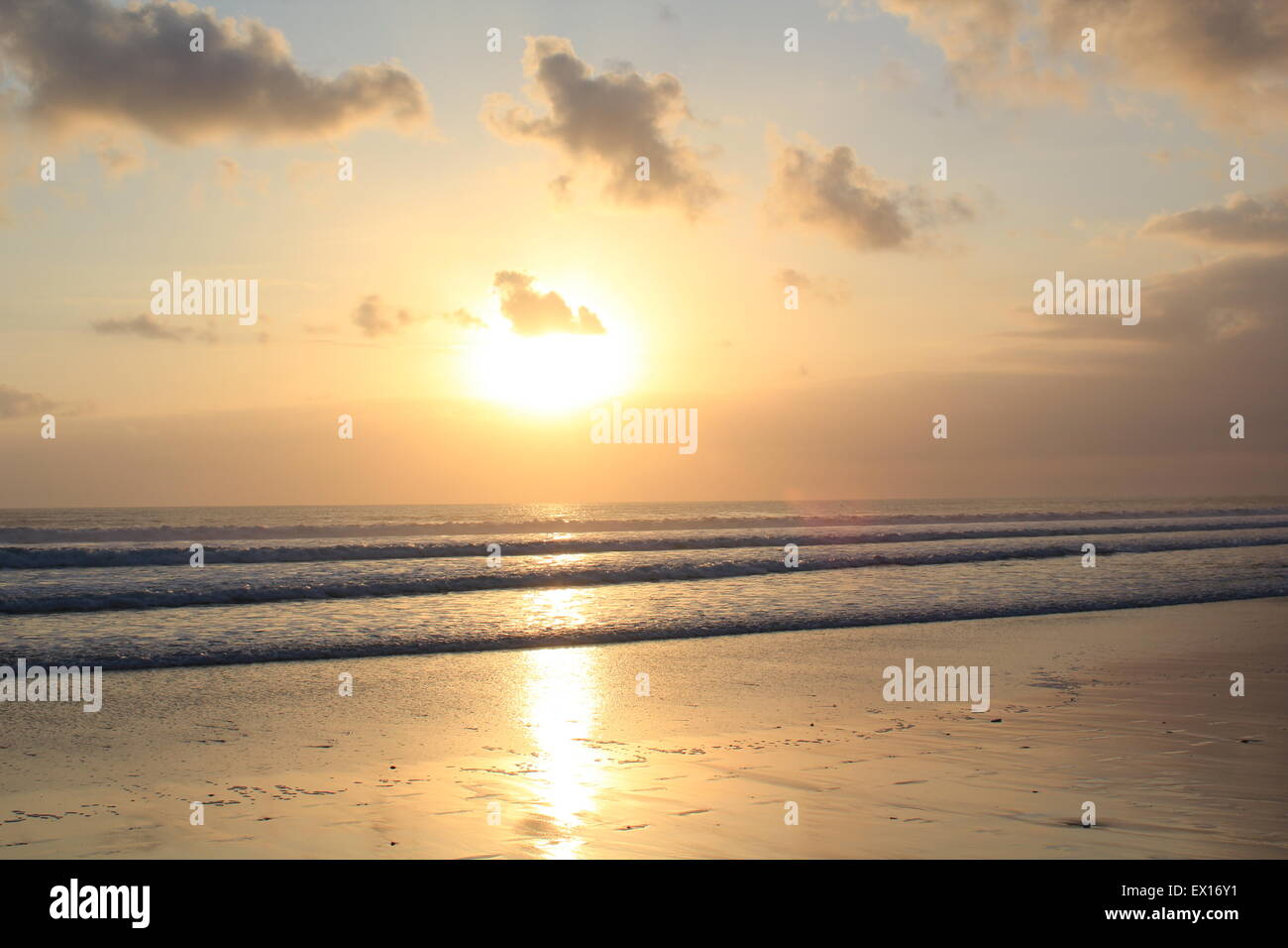 Coucher du soleil à Kuta Beach Bali Indonésie Banque D'Images