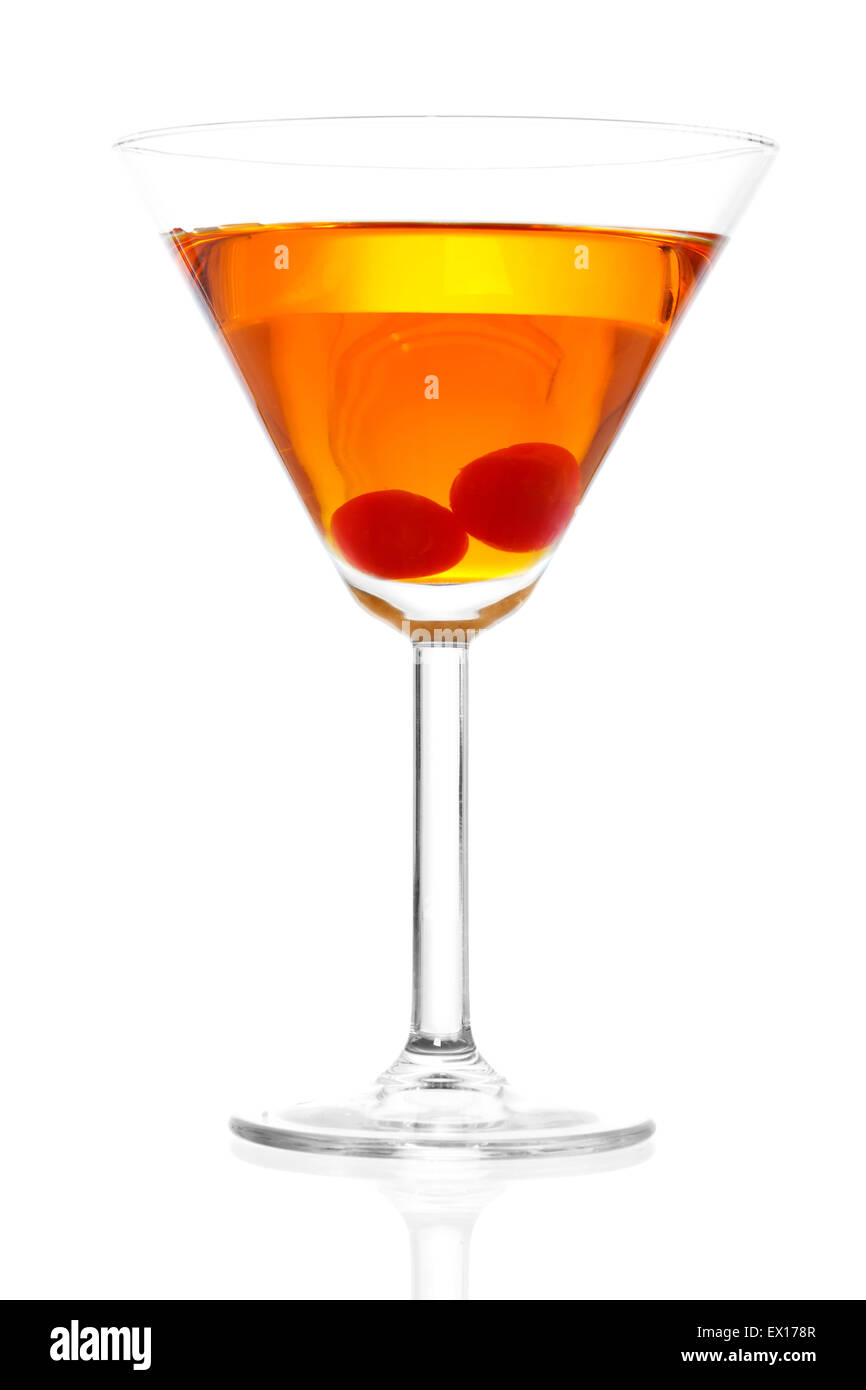 Image de Manhattan cocktail sur verre à cocktail avec de cerises au marasquin isolé sur fond blanc Banque D'Images