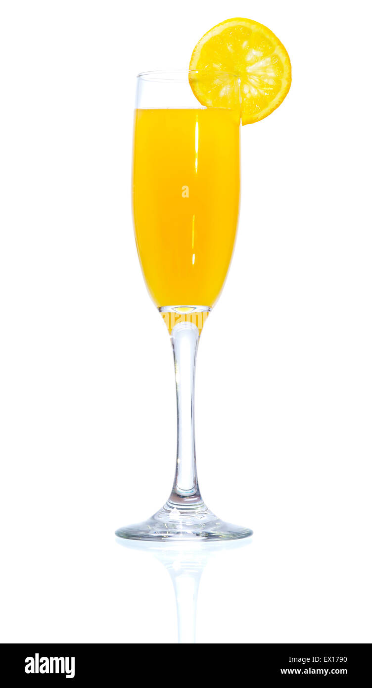 Image du Cocktail Mimosa isolé sur fond blanc Banque D'Images