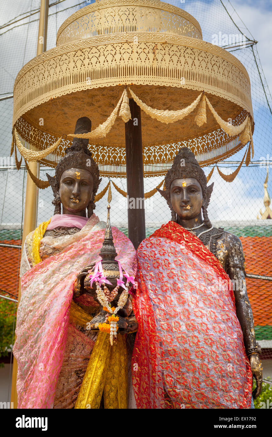 Les statues de l'Thanakuman et ourlet Queen Chala près de Wat Mahathat Woramahawihan, Nakhon Si Thammarat, Thaïlande. Banque D'Images