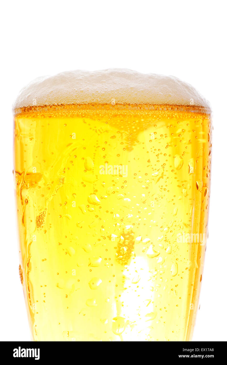 Plan moyen de pinte de bière - des couleurs de l'or sur fond blanc Banque D'Images