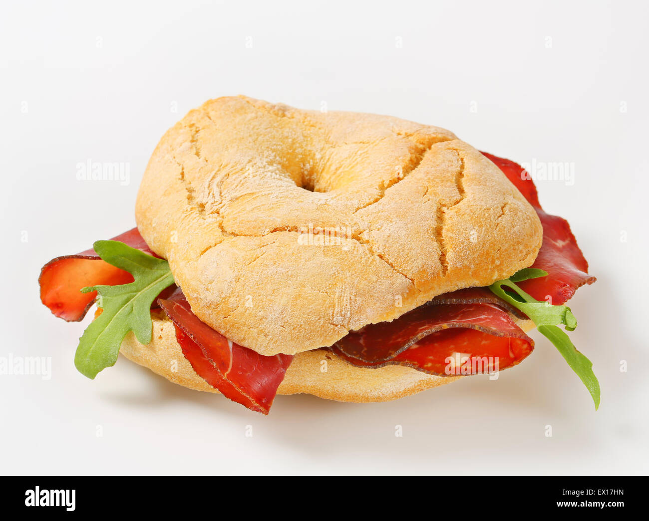 Pain Friselle avec de fines tranches de boeuf fumé Banque D'Images