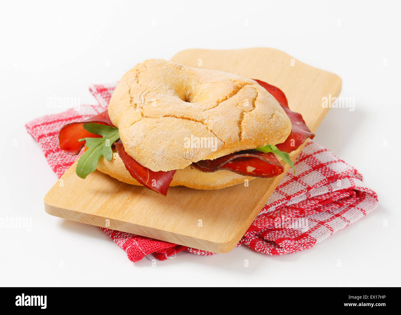 Pain Friselle avec de fines tranches de boeuf fumé Banque D'Images