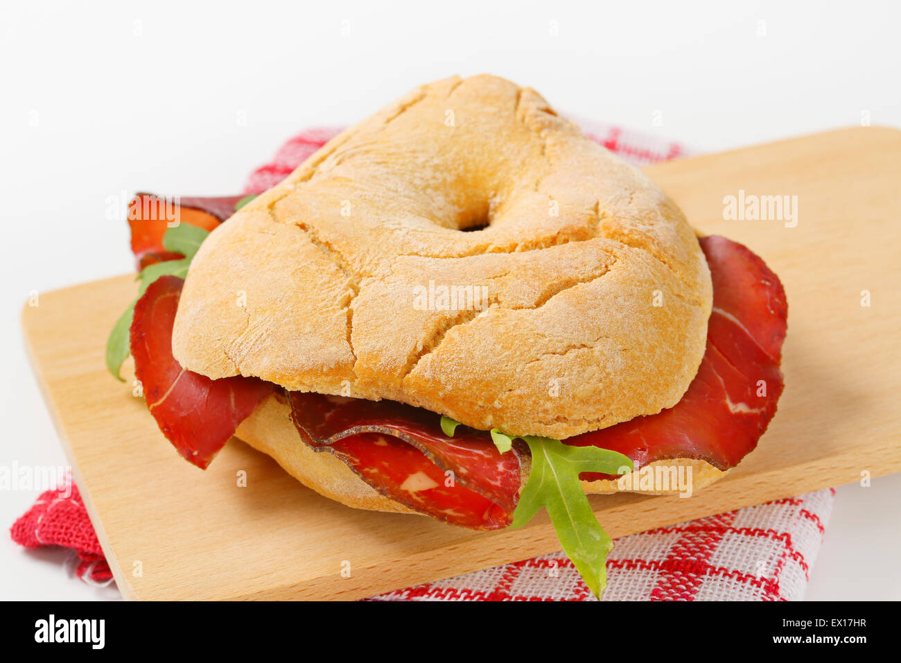 Pain Friselle avec de fines tranches de boeuf fumé Banque D'Images