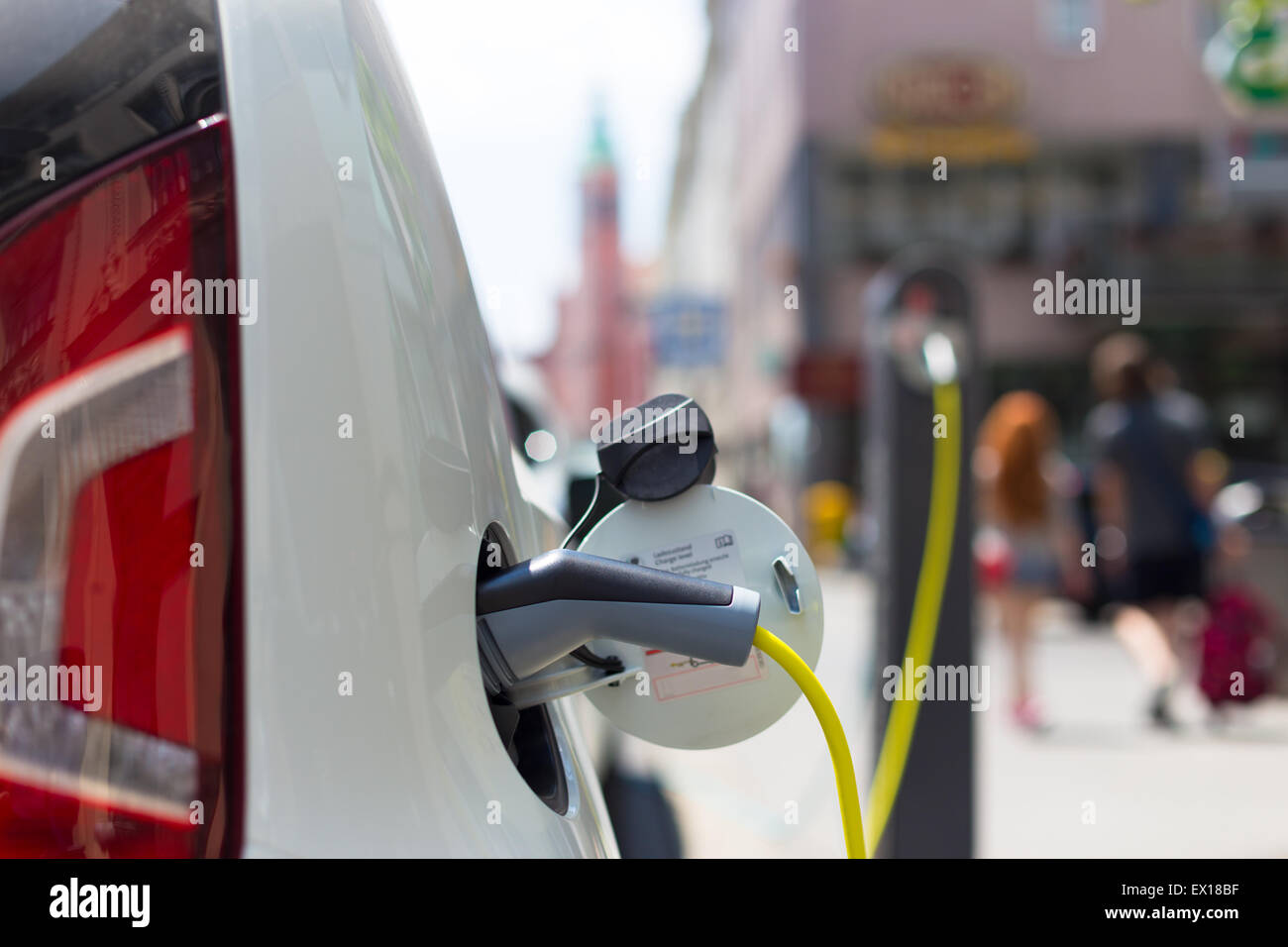 Voiture électrique dans la station de charge. Banque D'Images