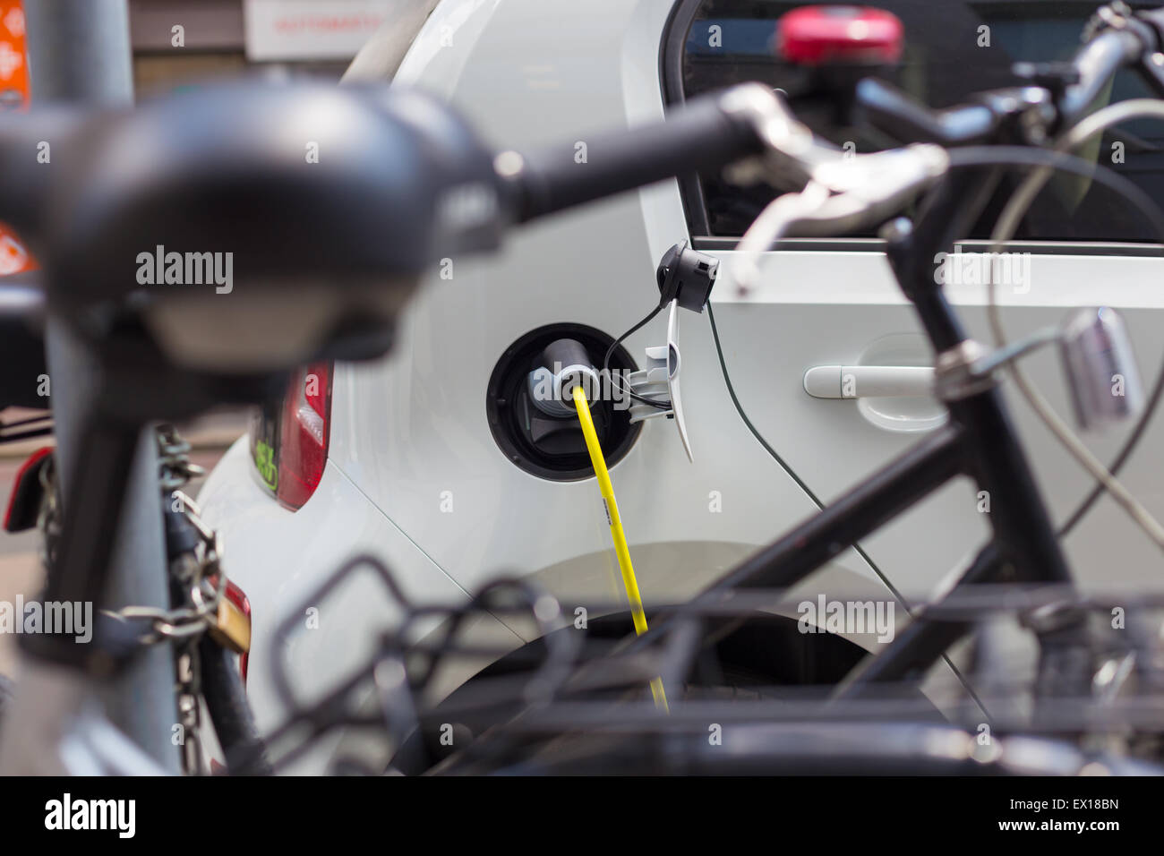 Voiture électrique dans la station de charge. Banque D'Images