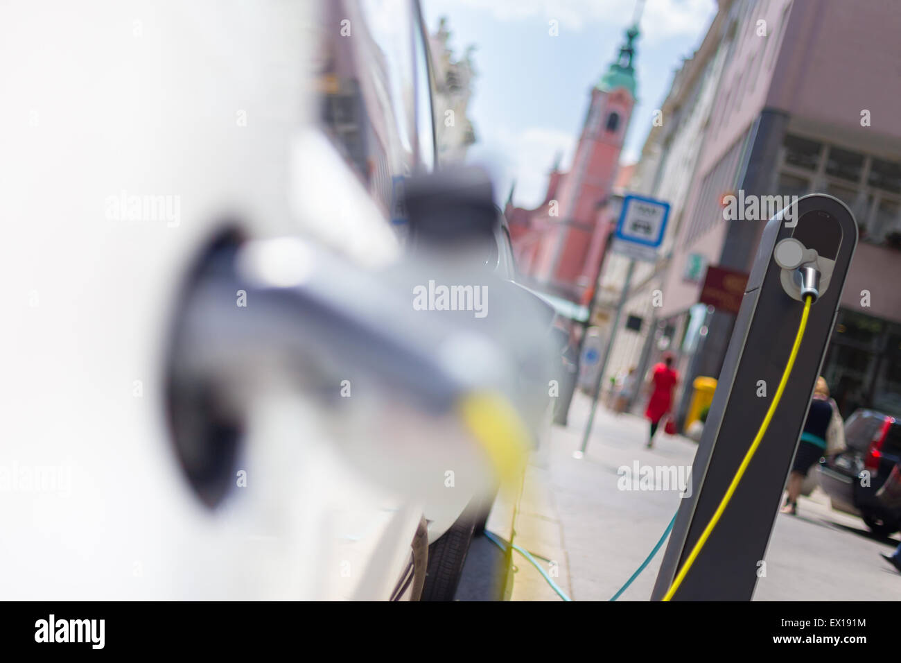 Voiture électrique dans la station de charge. Banque D'Images