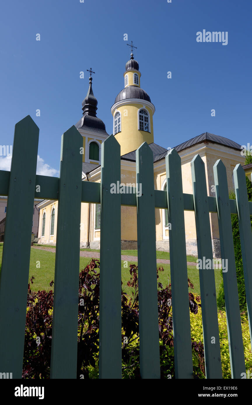 L'Église orthodoxe de Sainte-catherine vu à travers la clôture. Võru Estonie 23.06.2015 Banque D'Images