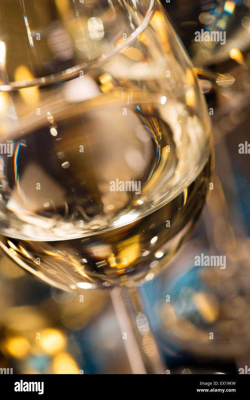 Verre de vin avec du vin blanc. Banque D'Images