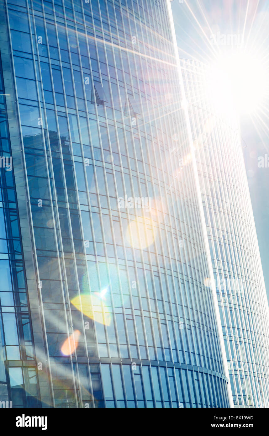 La lumière du soleil sur le gratte-ciel Banque D'Images