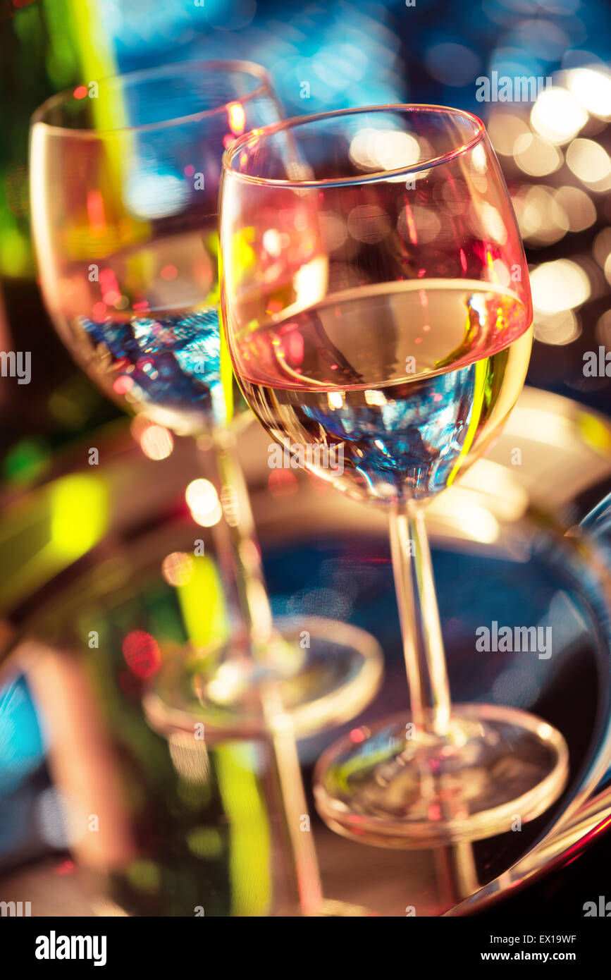 Vin blanc sur le plateau Banque D'Images