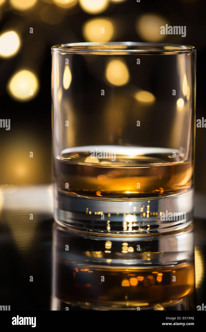 Verre de whisky sur le bac. faible profondeur de champ. Banque D'Images