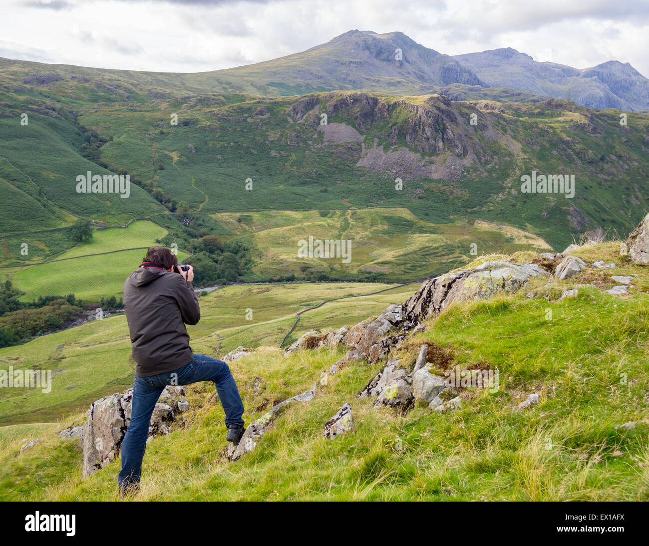 Un photographe prendre des photos de Scafell Pike et Scafell, près de Hardknott Pass Roman Fort dans le Lake District, en Angleterre. Banque D'Images