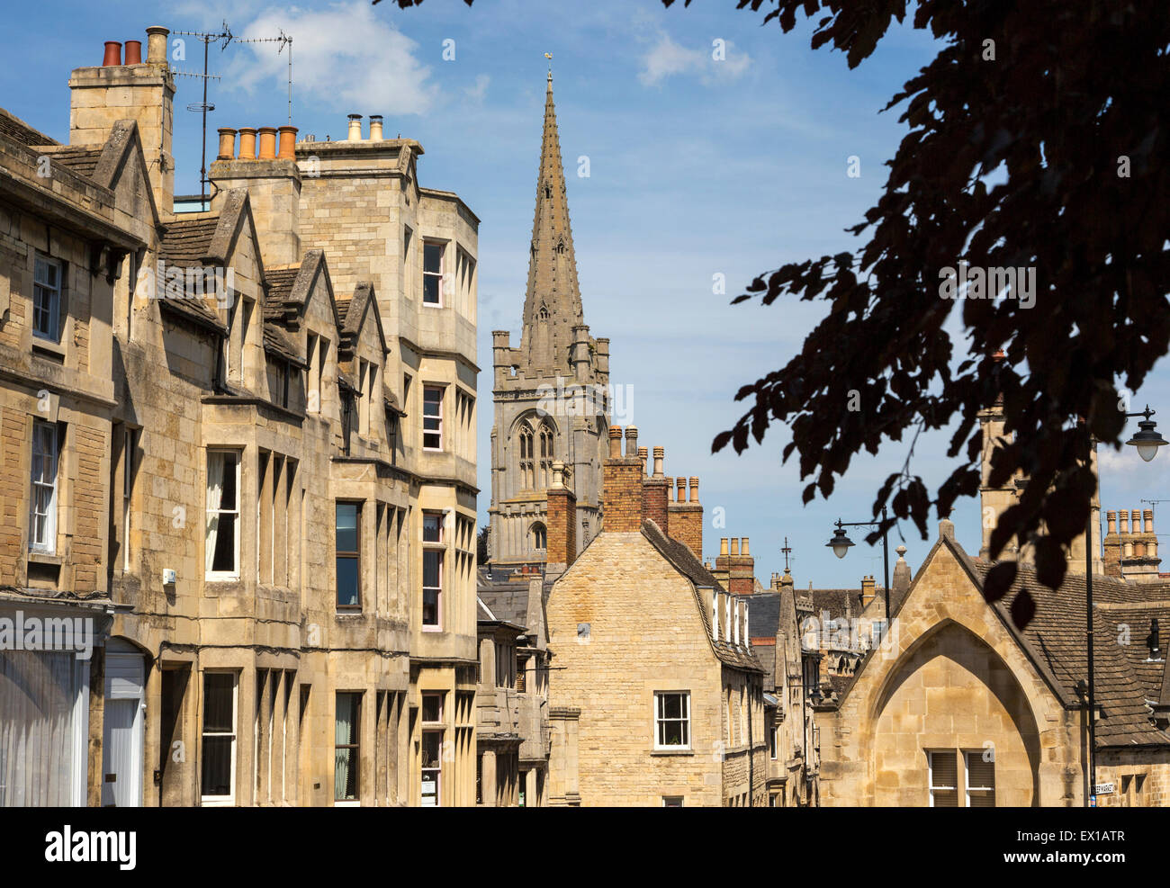 All Saints Church spire et bâtiments à Stamford, Lincolnshire, Angleterre, RU Banque D'Images