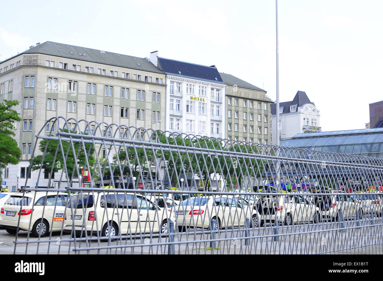 La gare centrale de Hambourg, taxi, stationnement, Germany, Europe Banque D'Images
