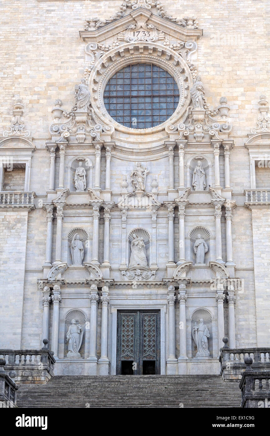 Vue de la façade ouest de la cathédrale de Saint Felix dans la vieille ville de Gérone. La Catalogne. L'Espagne. Banque D'Images