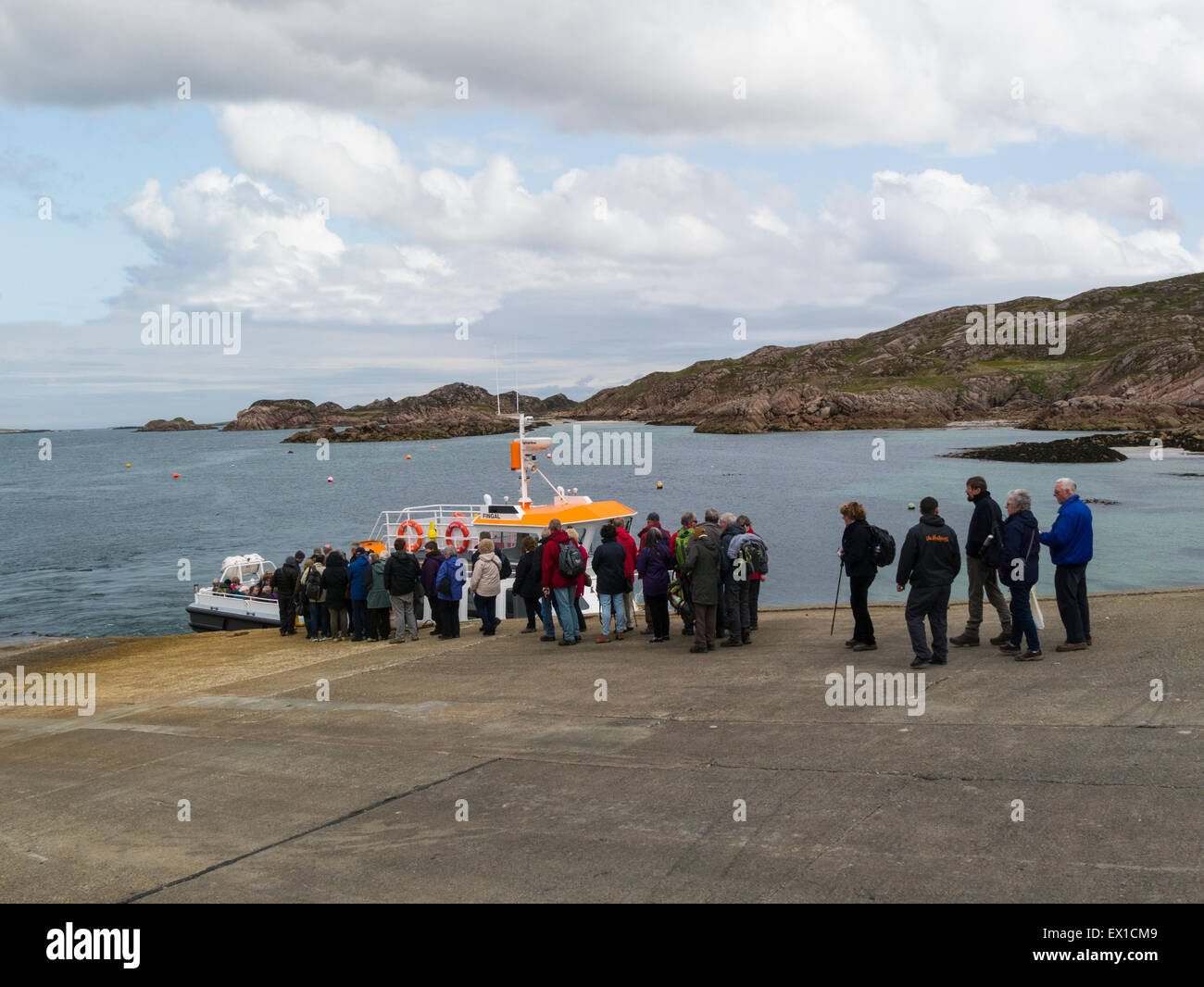 Les touristes font la queue pour le petit ferry à Fionnphort pour un voyage à Staffa Hébrides intérieures Ecosse Argyll and bute sur un beau jour de juin météo Banque D'Images