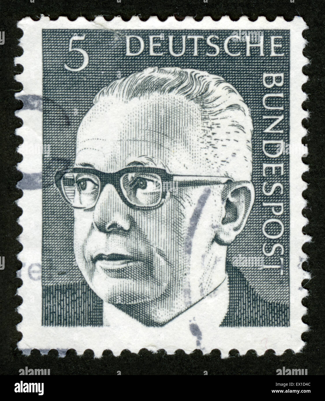 Allemagne - circa 1971 un timbre imprimé en Allemagne montrant un portrait du président fédéral Walter Gustav Heinemann, vers 1971. Banque D'Images