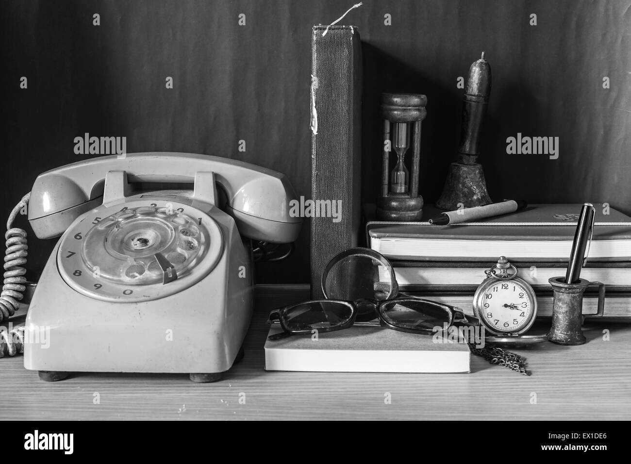 Les images en noir et blanc de l'arrêt et téléphone sur la table. Banque D'Images Les images en noir et blanc de l'arrêt et téléphone sur la table. Banque D'Images