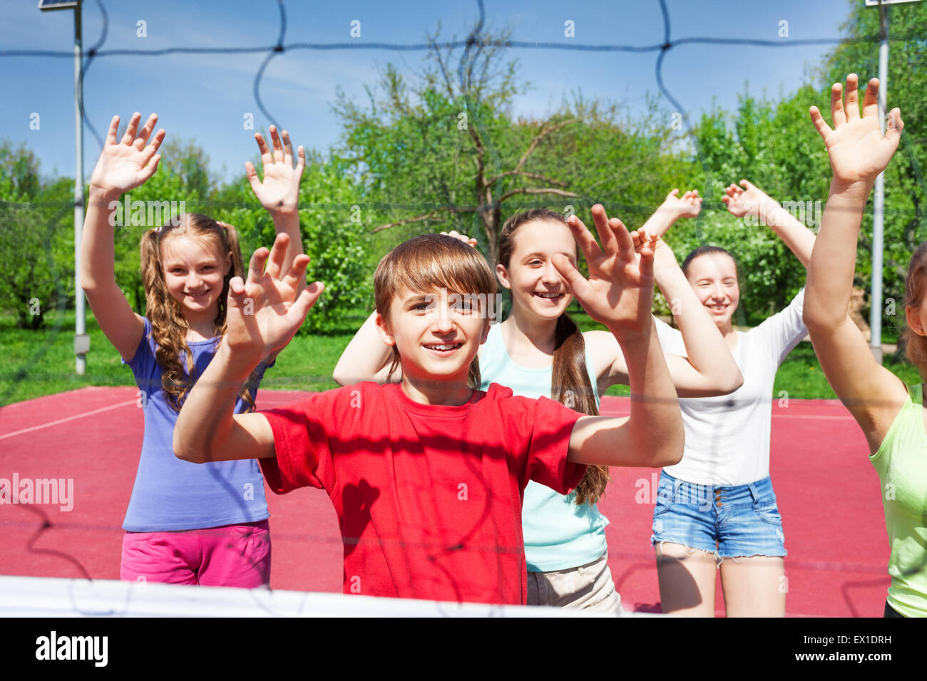 L'adolescence avec les bras jouer au volley-ball à proximité de l'internet Banque D'Images