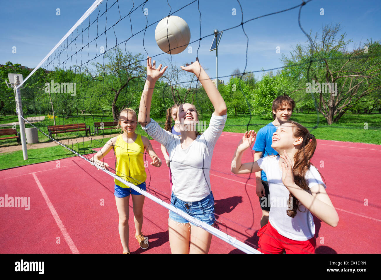 Les bras et les adolescents maintenant jouer au volley-ball Banque D'Images
