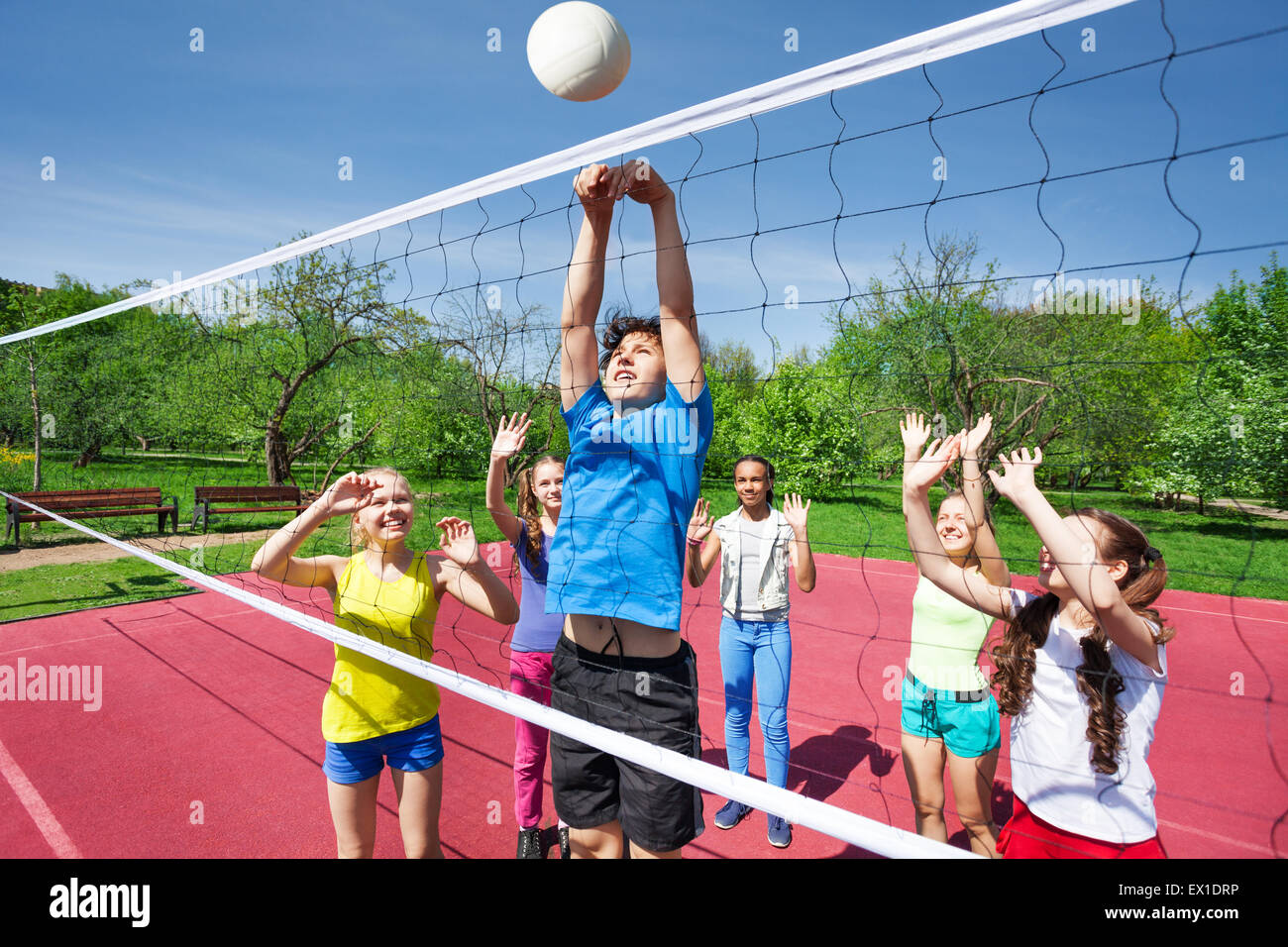 Tous les adolescents sont avec les bras jouer au volley-ball Banque D'Images