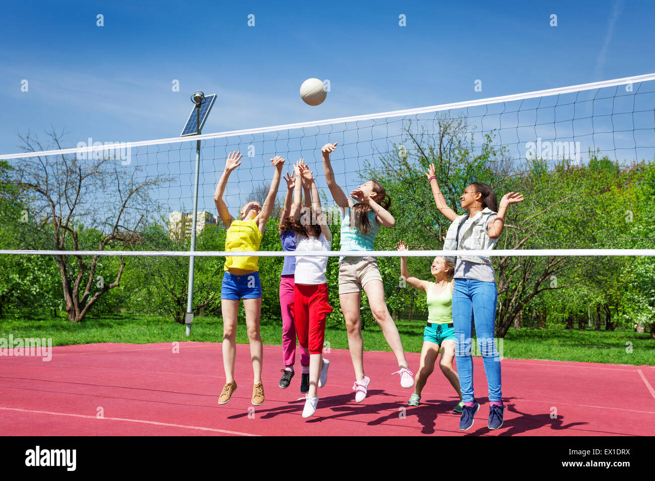 Les adolescents à jouer activement l'équipe de volley-ball Banque D'Images