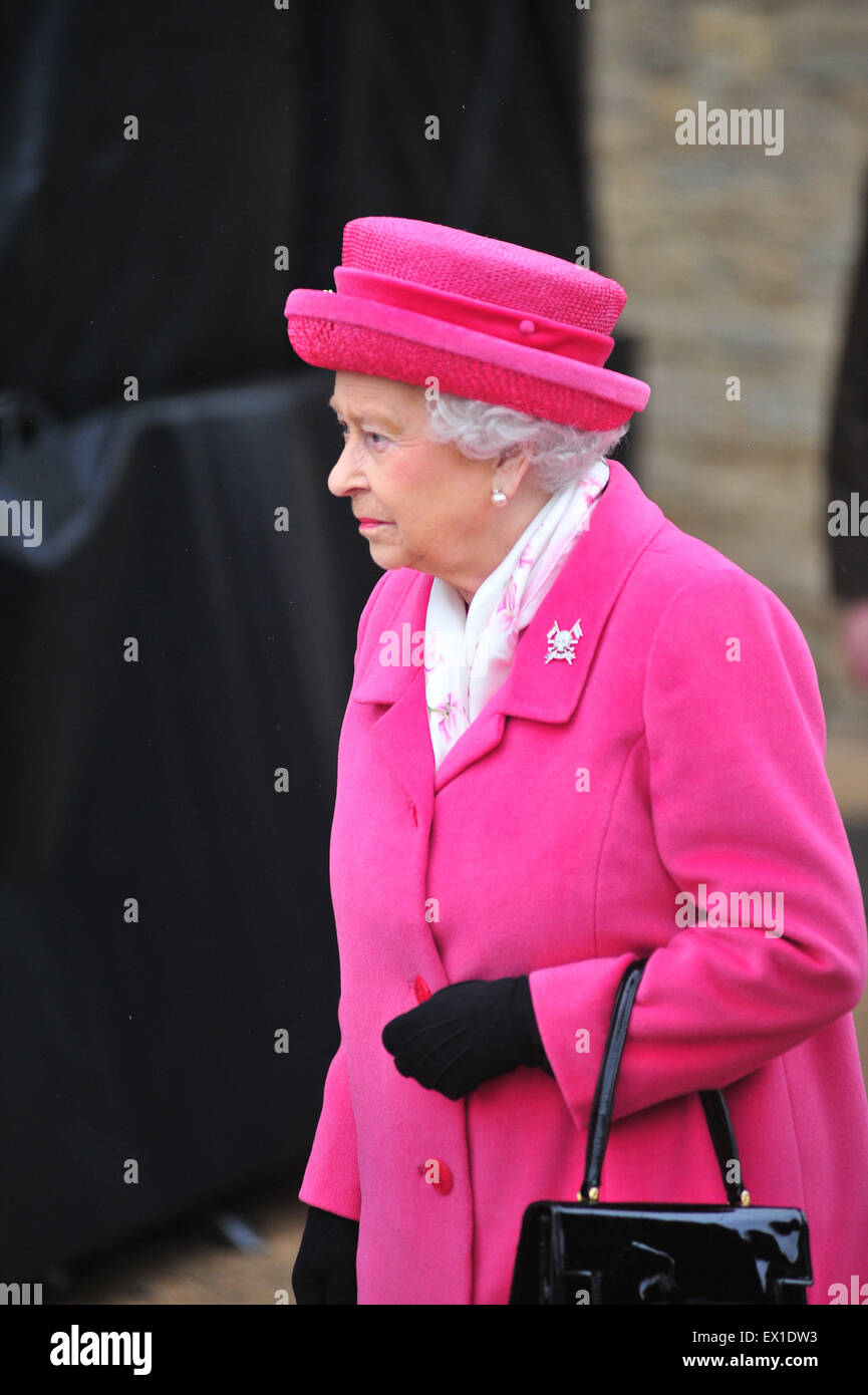 La Reine regroupe le 9e/12e lanciers royal au château de Richmond. Sa Majesté est arrivée peu après l'annonce de la naissance de sa petite-fille. En vedette : Sa Majesté la Reine, la reine Elizabeth Où : Richmond, Royaume-Uni Quand : 03 mai 2015 C Banque D'Images