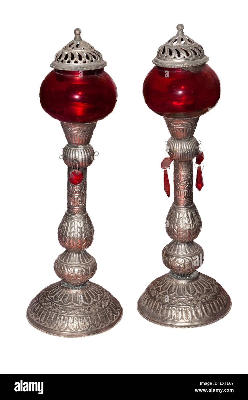Deux avec un chandelier d'argent antique de capuchons en verre rouge Banque D'Images