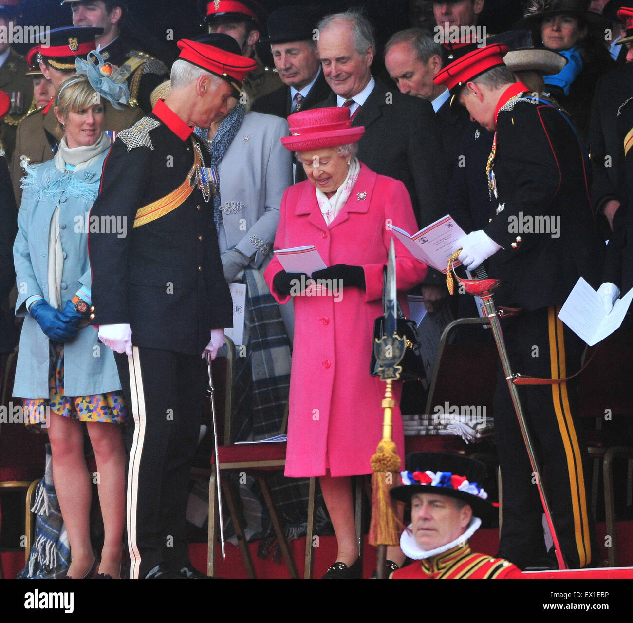 La Reine regroupe le 9e/12e lanciers royal au château de Richmond. Sa Majesté est arrivée peu après l'annonce de la naissance de sa petite-fille. En vedette : Sa Majesté la Reine, la reine Elizabeth Où : Richmond, Royaume-Uni Quand : 03 mai 2015 C Banque D'Images