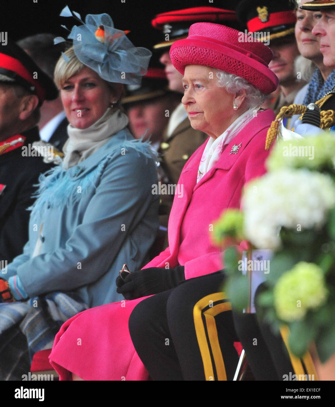 La Reine regroupe le 9e/12e lanciers royal au château de Richmond. Sa Majesté est arrivée peu après l'annonce de la naissance de sa petite-fille. En vedette : Sa Majesté la Reine, la reine Elizabeth Où : Richmond, Royaume-Uni Quand : 03 mai 2015 C Banque D'Images