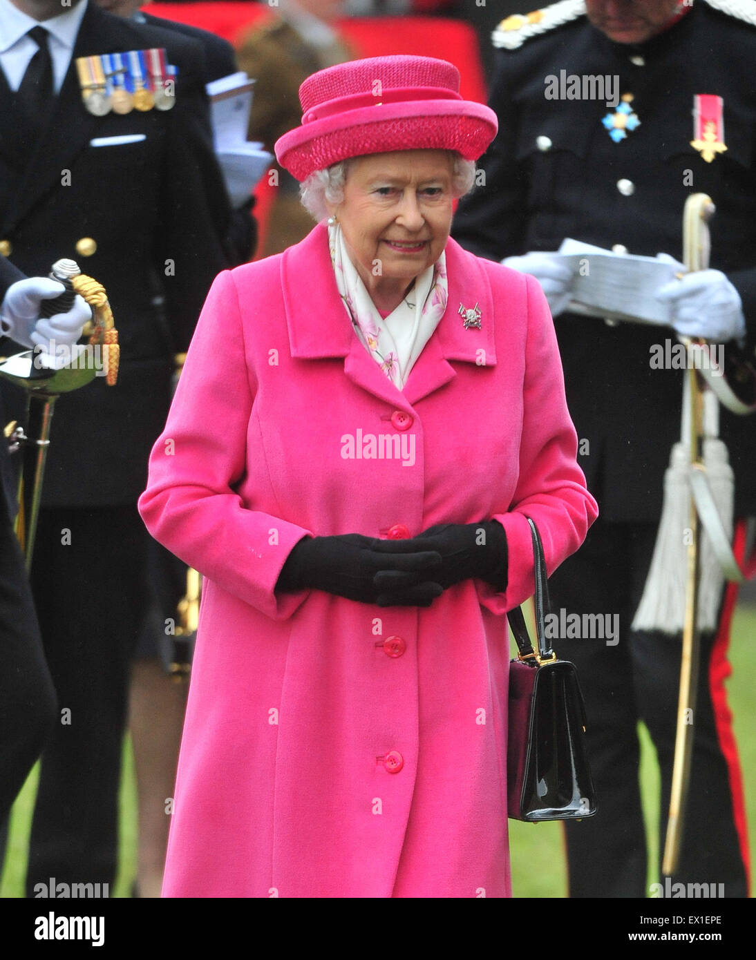 La Reine regroupe le 9e/12e lanciers royal au château de Richmond. Sa Majesté est arrivée peu après l'annonce de la naissance de sa petite-fille. En vedette : Sa Majesté la Reine, la reine Elizabeth Où : Richmond, Royaume-Uni Quand : 03 mai 2015 C Banque D'Images