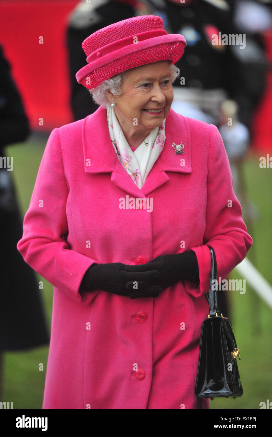 La Reine regroupe le 9e/12e lanciers royal au château de Richmond. Sa Majesté est arrivée peu après l'annonce de la naissance de sa petite-fille. En vedette : Sa Majesté la Reine, la reine Elizabeth Où : Richmond, Royaume-Uni Quand : 03 mai 2015 C Banque D'Images
