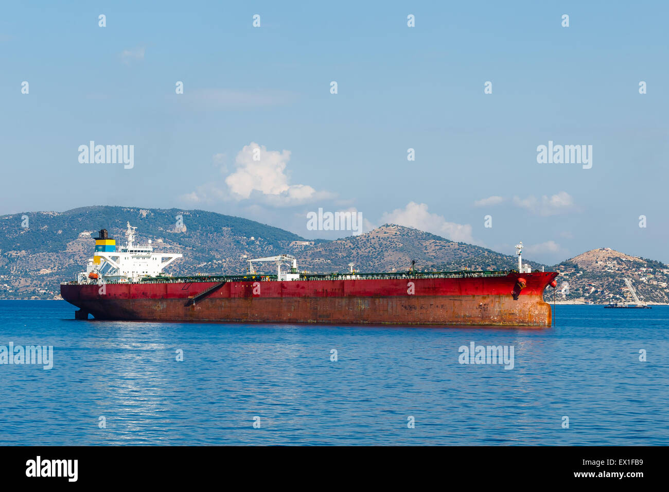 L'Ancre rouge, près de port pétrolier d'Elefsina en Grèce contre un ciel bleu Banque D'Images