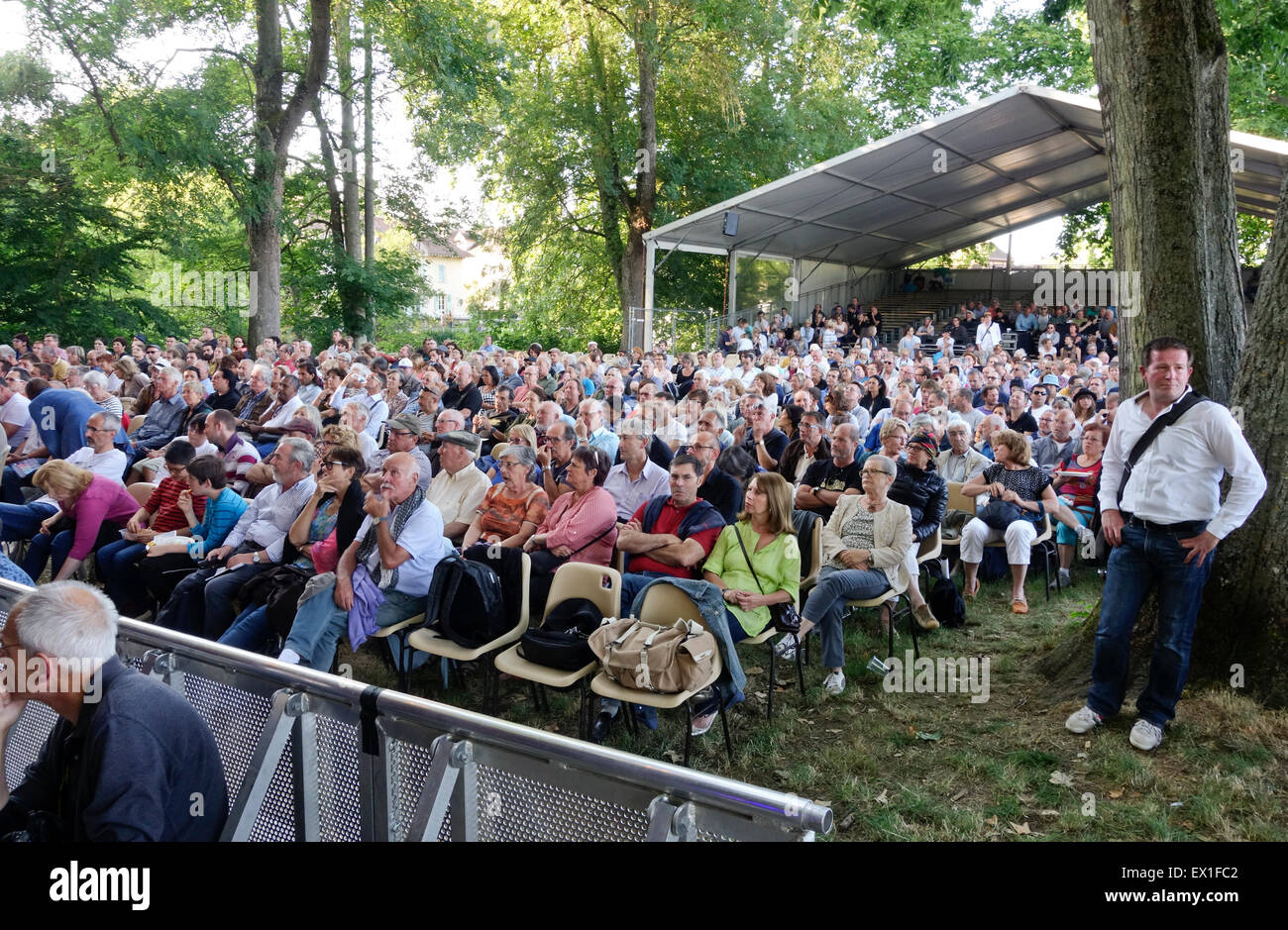 Scène et spectateurs au Festival Django Reinhardt à Samois-sur-Seine, France. Banque D'Images