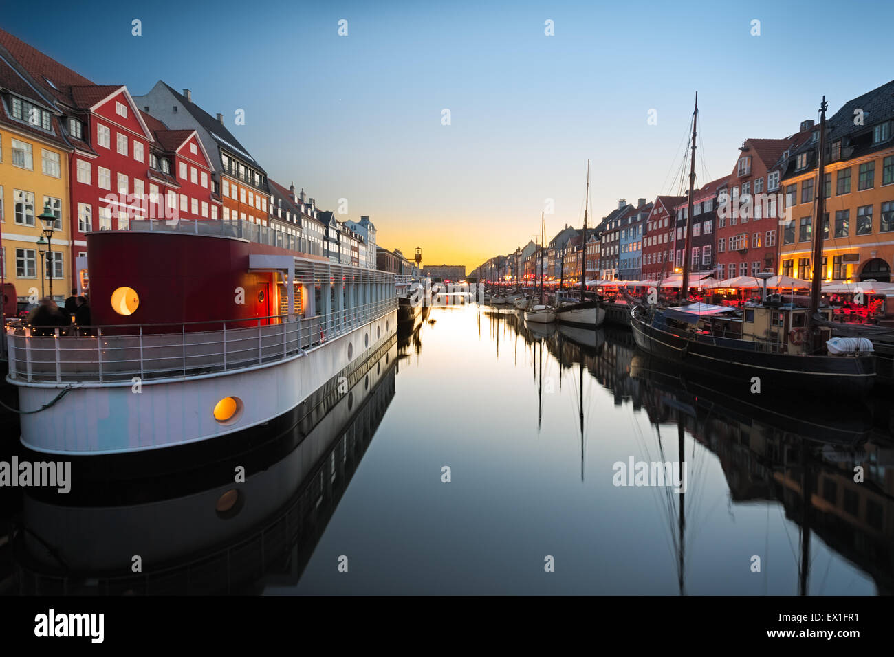 Dans les navires au coucher du soleil de Nyhavn, Copenhague, Danemark Banque D'Images