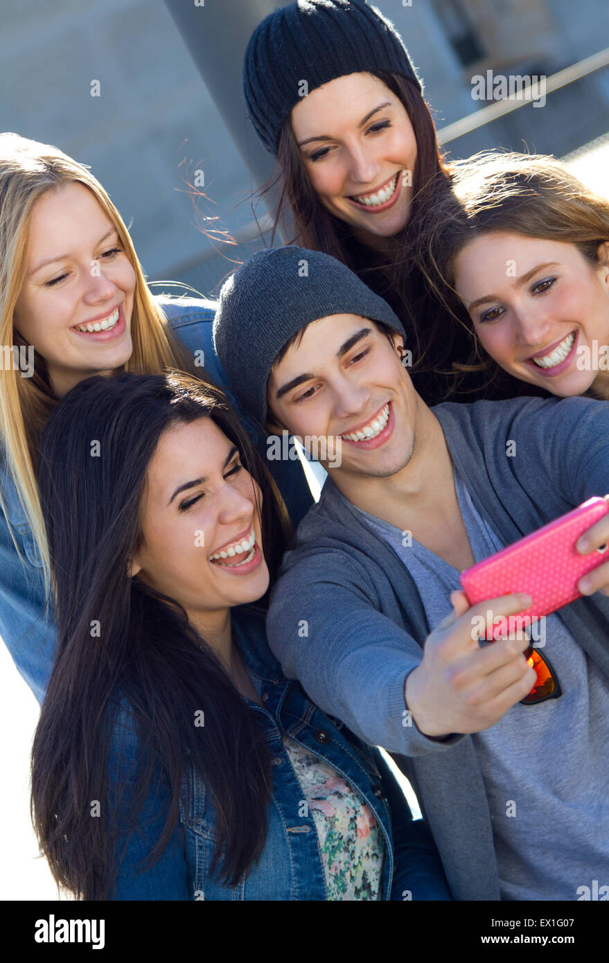 Portrait plein air de groupe d'amis à prendre des photos avec un smartphone dans la rue Banque D'Images