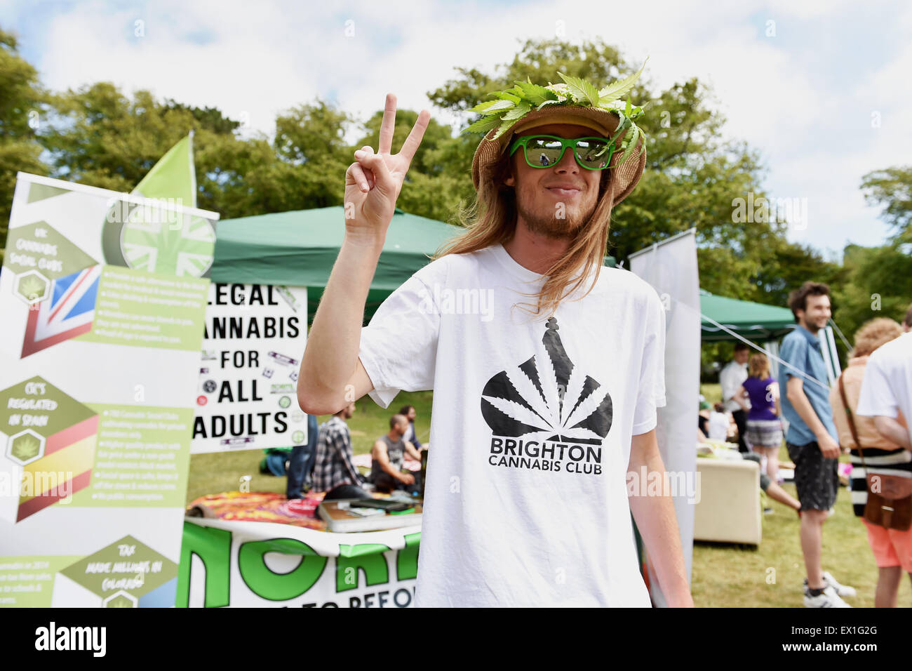Brighton UK Samedi 4 juillet 2015 - Rob Davidson Cannabis Club de Brighton à la Green Pride pro en cas de cannabis aujourd'hui Brighton Preston Park Banque D'Images