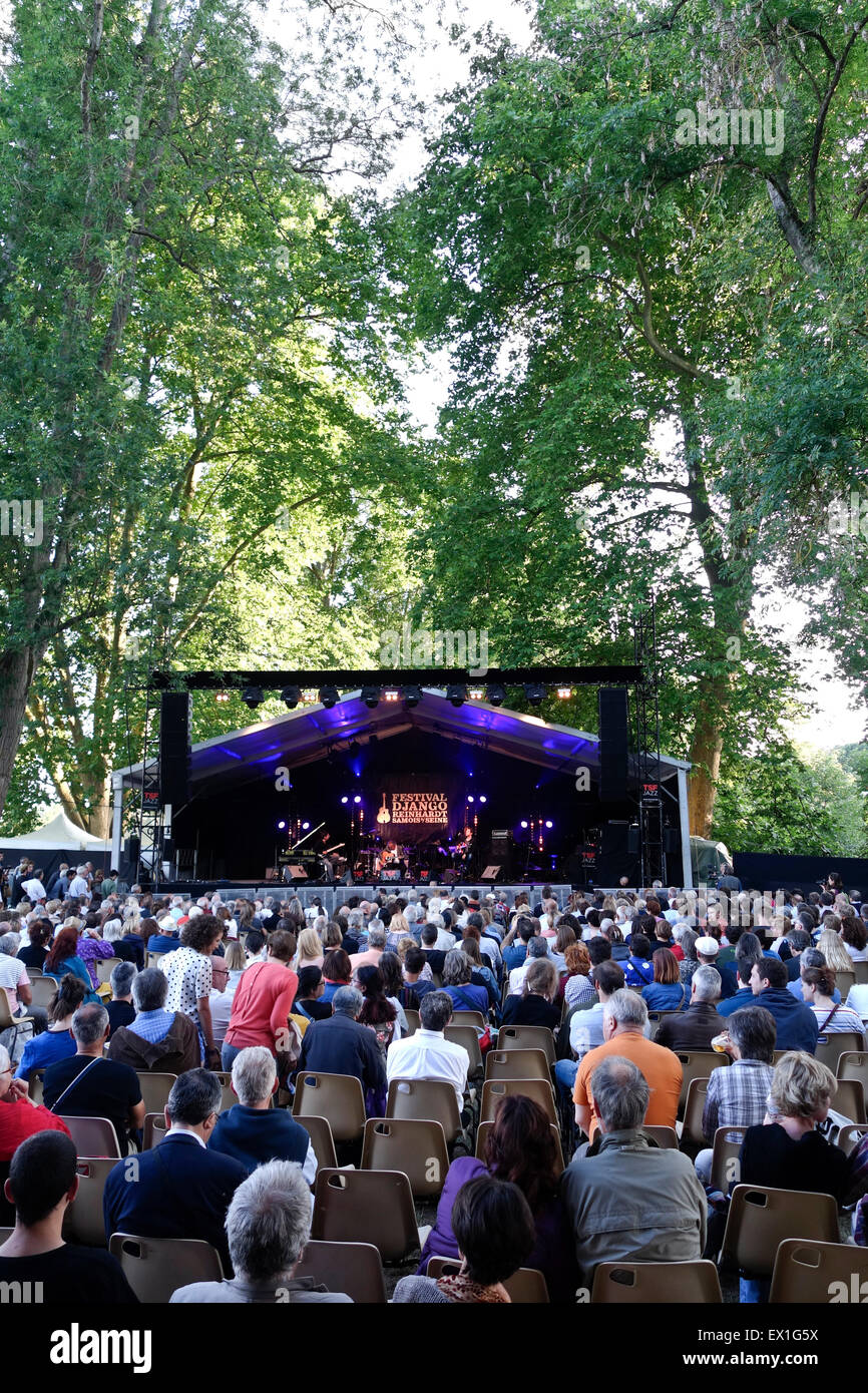 Scène et spectateurs au Festival Django Reinhardt à Samois-sur-Seine, France. Banque D'Images