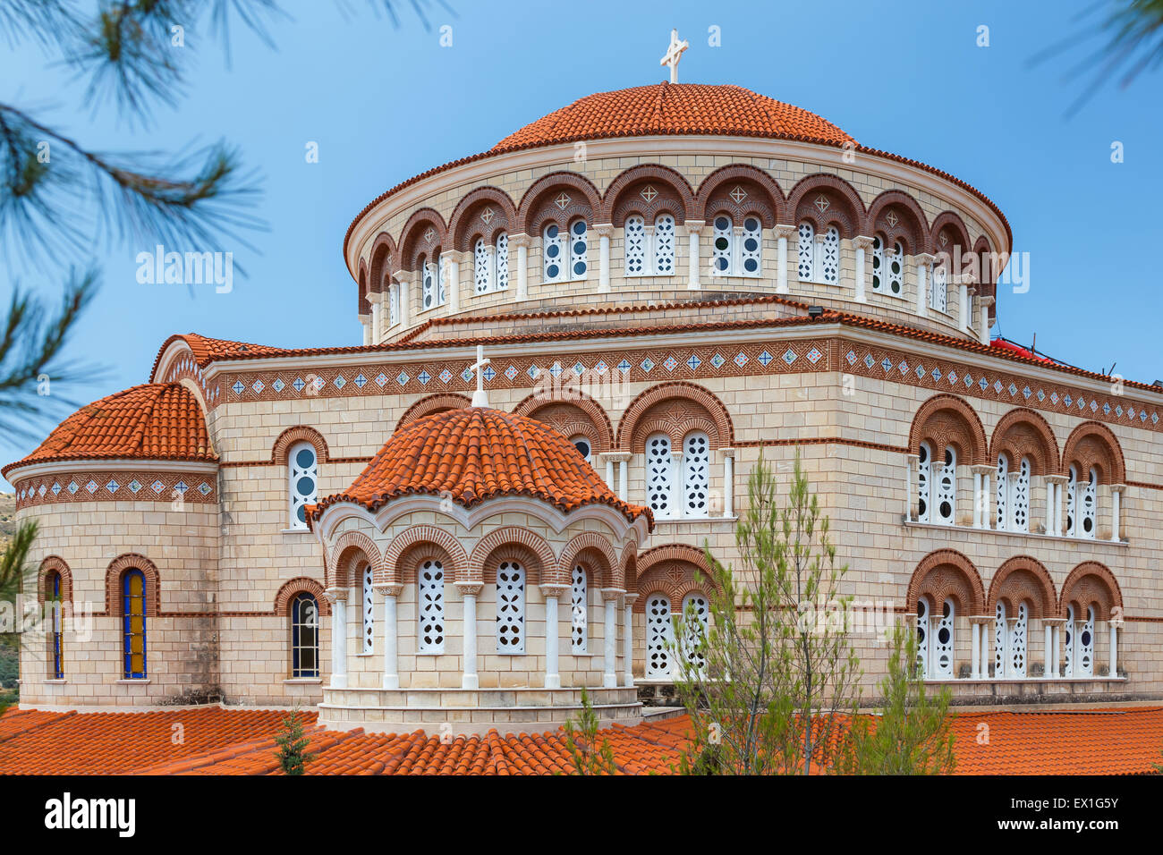 La grande église St Nektarios contre un ciel bleu dans l'île d'Aegina, Grèce Banque D'Images